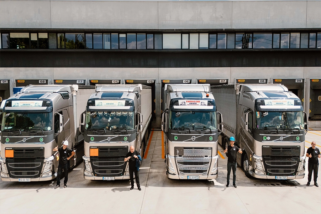 O mica parte din echipa noastra si camioanele moderne