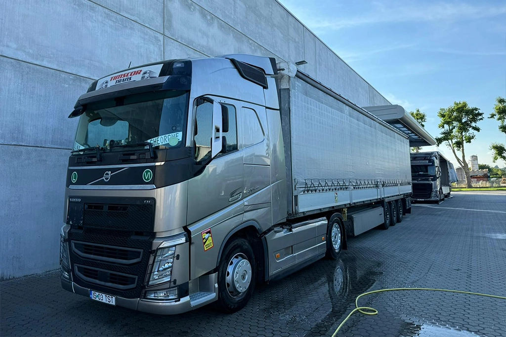 Camion Volvo si semiremorca cu prelata pentru transport marfuri in Europa