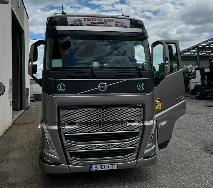 Camion Volvo de ultima generatie inscriptionat cu logo-ul companiei