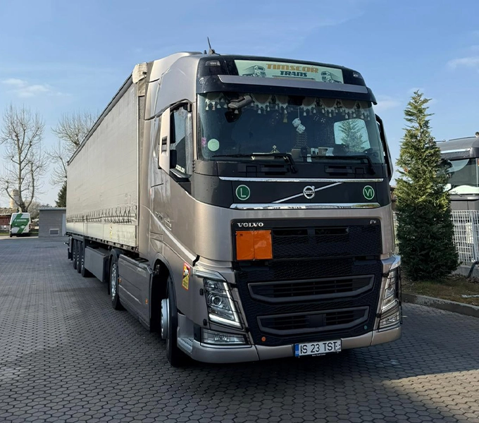 Ansamblu de transport marfuri international pregatit de plecare