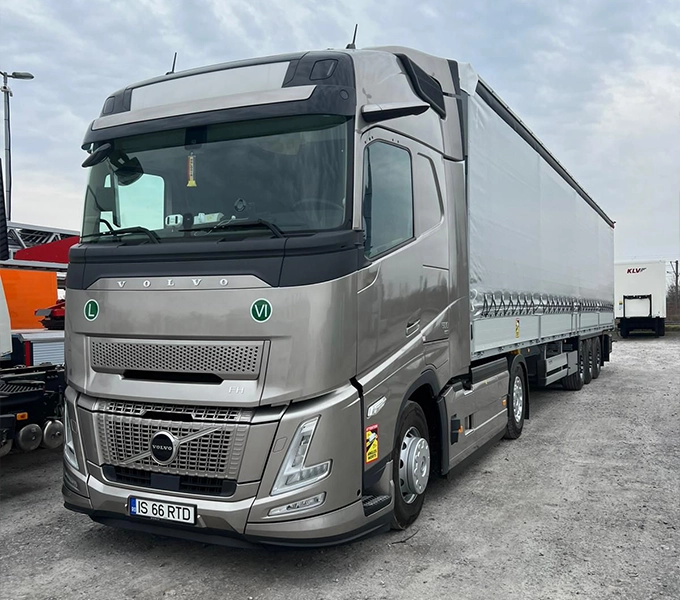 Camion Volvo de ultima generatie si semiremorca cu prelata