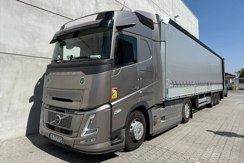 Camion modern Volvo si semiremorca cu prelata pentru transport international