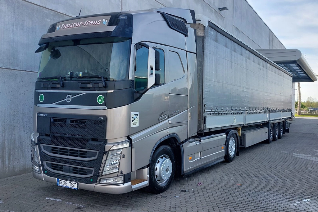 Camion Volvo si semiremorca cu prelata pregatite de transport marfuri generale